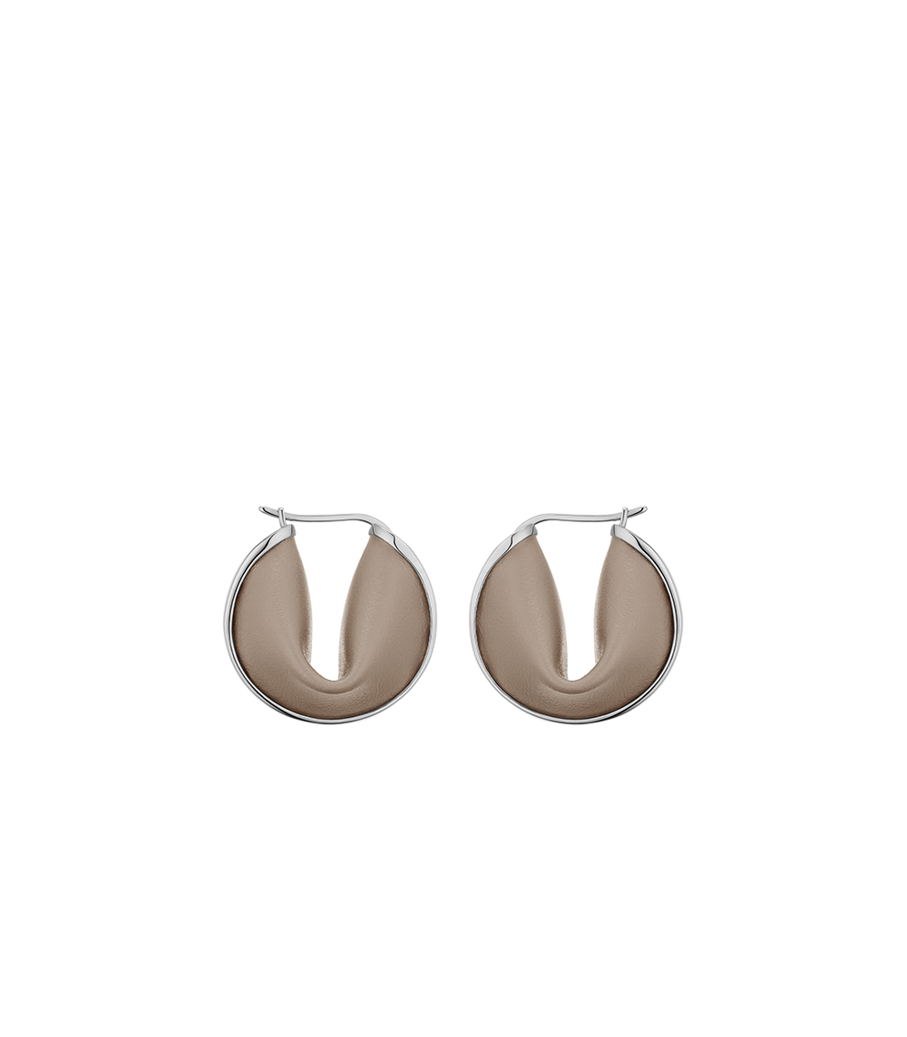 Ormé Hoop Earrings - Silver in rhodium with Taupe Leather