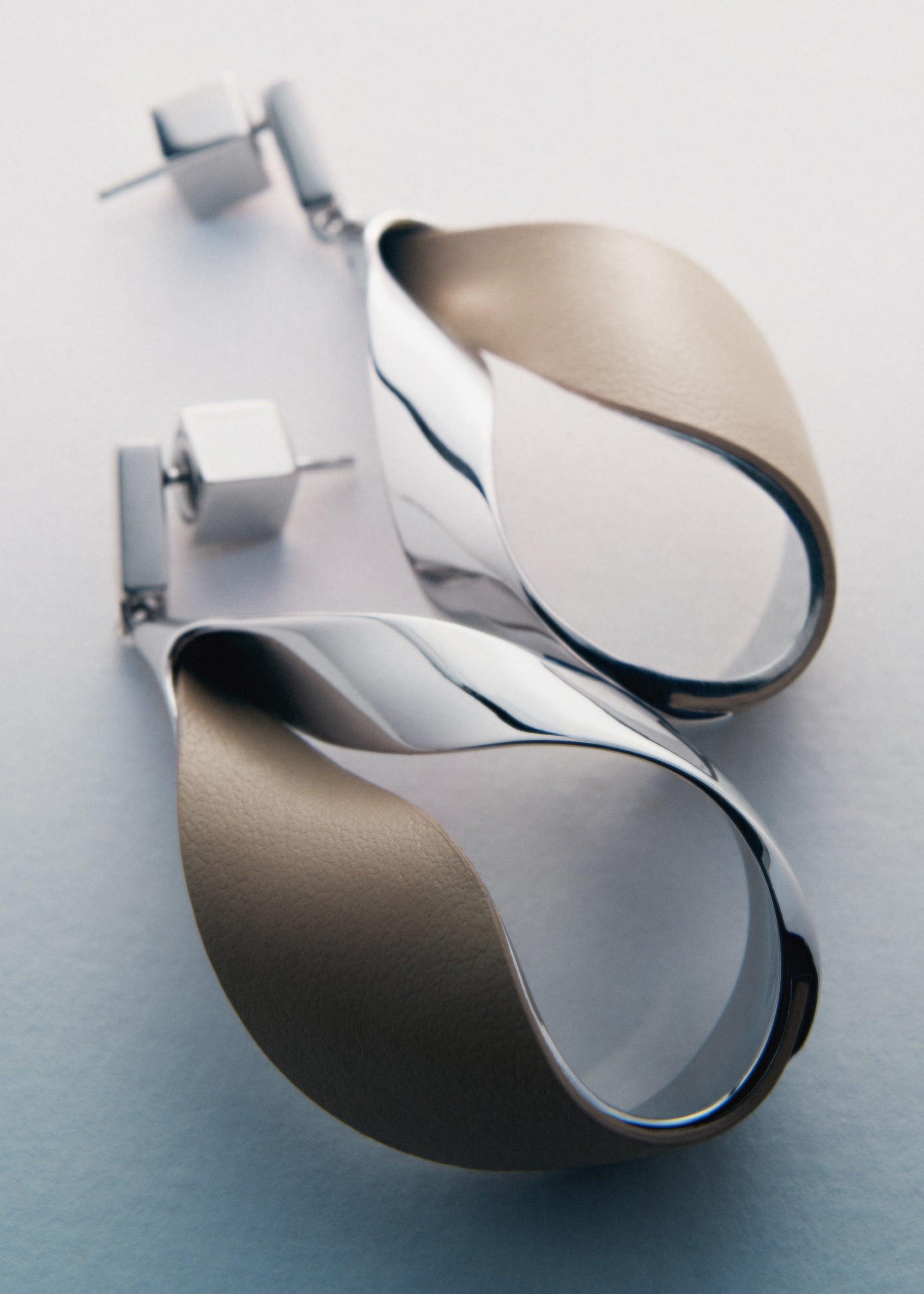 Ormé Pendant Earrings - Silver in rhodium with Taupe Leather